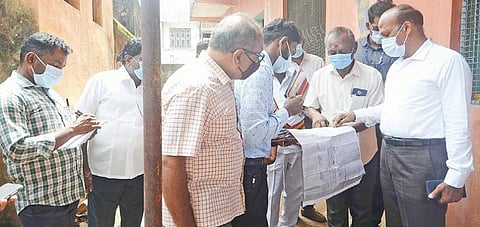 நெல்லிக்குப்பம் அரசு ஆரம்ப சுகாதார நிலையத்தை மேம்படுத்துவதற்காக இடம் தேர்வு செய்வது குறித்து ஆட்சியர் பாலசுப்ரமணியம் ஆய்வு செய்தார்.