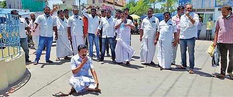 ஜெயலலிதா பல்கலைக்கழகத்தை நீக்கியதைக் கண்டித்து விழுப்புரம் பழைய பேருந்து நிலையம் அருகே தன்னந்தனியே தர்ணா போராட்டத்தில் ஈடுபட்ட முன்னாள் அமைச்சர் சி.வி.சண்முகம்.