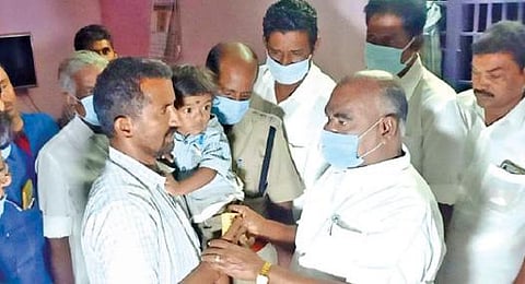 செஞ்சி அருகே மோட்டூரில் தாயால் கொடூரமாக தாக்கப்பட்ட குழந்தை மற்றும் தந்தையை சந்தித்து அமைச்சர் மஸ்தான் ஆறுதல் கூறினார்.