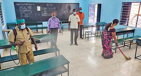 கடலூர் மஞ்சக்குப்பம் நகராட்சி மேல்நிலைப் பள்ளியில் வகுப்பறையில் கிருமிநாசினி தெளிக்கப்பட்டு தூய்மைப்படுத்தும் பணி நடந்தது.