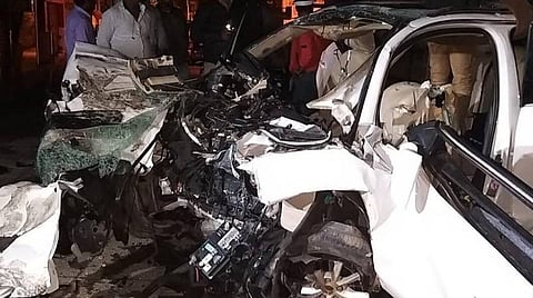 பெங்களூருவில் நடைபாதை தூண் மீது கார் மோதிய விபத்தில் ஒசூர் திமுக எம்எல்ஏ மகன் உட்பட 7 பேர் உயிரிழப்பு