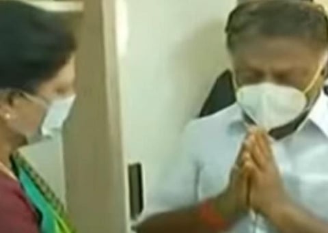 ஓபிஎஸ்ஸுக்கு ஆறுதல் தெரிவித்த சசிகலா.