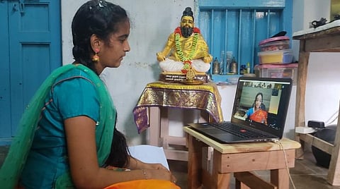 தஞ்சாவூரில் இருந்து இணையவழி மூலம் திருக்குறள் பாடம் நடத்தும் தேவஸ்ரீ.