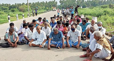 அம்பலூர் - எக்ஸ்லாபுரம் தரைப்பாலம் மீது அமர்ந்து நேற்று போராட்டத்தில் ஈடுபட்ட விவசாயிகள்.