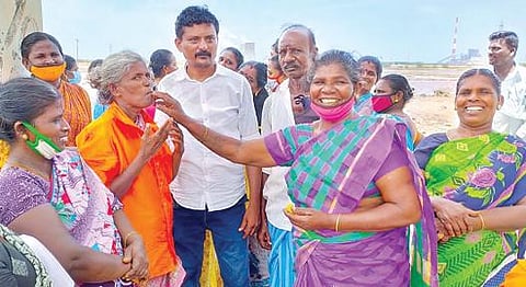 மழைக்கால நிவாரணமாக ரூ.5,000 வழங்கப்படும் என தமிழக அரசு அறிவித்ததைத் தொடர்ந்து தூத்துக்குடி ராஜபாண்டி நகர் உப்பள பகுதியில் உப்பளத் தொழிலாளர்கள் இனிப்பு வழங்கி மகிழ்ச்சியை பகிர்ந்து கொண்டனர். படம்: என்.ராஜேஷ்