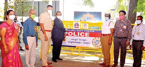 திருநெல்வேலி கோட்ட எல்ஐசி அலுவலகத்தில் 65-வது காப்பீட்டு வார விழாவில், மாநகர காவல்துறைக்கு 10 சாலை தடுப்பு அரண்கள் வழங்கப்பட்டன.