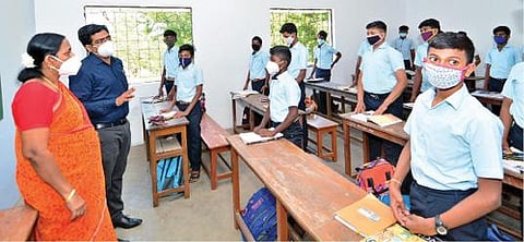 திருநெல்வேலி சாப்டர் மேல்நிலைப்பள்ளியில் ஆய்வு மேற்கொண்ட மாவட்ட ஆட்சியர் வே. விஷ்ணு.