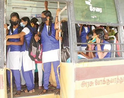 நெல்லை, தென்காசி, தூத்துக்குடி, கன்னியாகுமரி மாவட்டங்களில் - பள்ளிகள் திறப்பால் மாணவர்கள் உற்சாகம்; பேருந்துகளில் கடும் கூட்டம் :