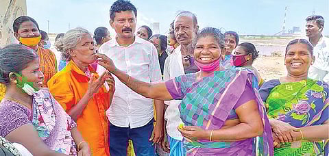 மழைக்கால நிவாரணமாக ரூ.5,000 வழங்கப்படும் என தமிழக அரசு அறிவித்ததைத் தொடர்ந்து தூத்துக்குடி ராஜபாண்டி நகர் உப்பள பகுதியில் உப்பளத் தொழிலாளர்கள் இனிப்பு வழங்கி மகிழ்ச்சியை பகிர்ந்து கொண்டனர்.படம்: என்.ராஜேஷ்