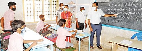 சிவகங்கை மருதுபாண்டியர் நகர் அரசு மேல்நிலைப் பள்ளியில் மாணவர்களுக்கு தமிழ் இலக்கணம் நடத்திய ஆட்சியர் பி.மதுசூதன்ரெட்டி.