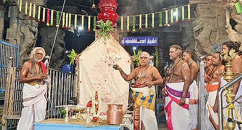 பிள்ளையார்பட்டி கற்பக விநாயகர் கோயிலில் சதுர்த்தி விழாவையொட்டி நடந்த கொடியேற்றம்.