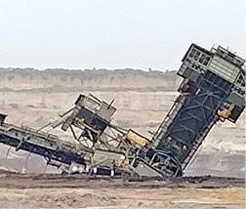 நெய்வேலி என்எல்சி இரண்டாவது சுரங்கத்தில் மண்கொட்டும் இயந் திரம் சரிந்துள்ளது.