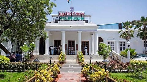 புதுச்சேரி சட்டப்பேரவையில் மின்துறை தனியார்மயம் விவகாரத்தில் திமுக - பாஜக எம்எல்ஏக்கள் வாக்குவாதம்: எந்த பதிலும் தராமல் முதல்வர், அமைச்சர் மவுனம்