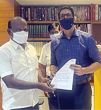 தமிழக மருத்துவம் மற்றும் மக்கள் நல்வாழ்வுத் துறை அமைச்சர் மா.சுப்ரமணியனிடம் மனு அளிக்கிறார் லிம்ரா ஓவர்சீஸ் எஜுகேஷன் நிறுவனர் முகமது கனி.