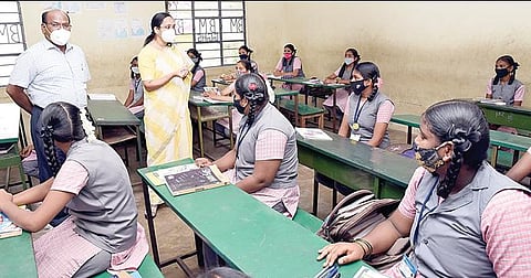 திருவள்ளூர் மாவட்டம் மேல்நல்லாத்தூர் அரசு உயர்நிலைப் பள்ளியில் சத்துணவு கூடத்தில் ஆய்வு செய்கிறார் மாவட்ட ஆட்சியர் ஆல்பி ஜான் வர்கீஸ்.