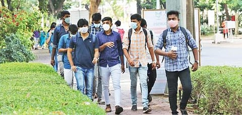 ஓராண்டு இடைவெளிக்குப் பின்னர் கல்லூரிகள் நேற்று திறக்கப்பட்டது. இதை யடுத்து, சேலம் சோனா கல்லூரிக்கு மகிழ்ச்சியுடன் வந்த மாணவர்கள்.