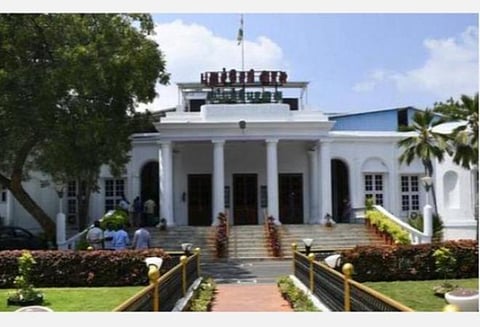 புதுச்சேரியில் கருணாநிதி, ஜெயலலிதா சிலைகள்: பேரவையில் வலியுறுத்தல்