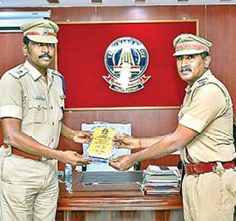 தமிழக முதல்வரின் சிறந்த காவல் நிலையத்துக்கான விருதினை காவல் கண்காணிப்பாளர் செல்வகுமார், தெற்கு காவல் நிலைய ஆய்வாளர் நந்தகுமாரிடம் வழங்கினார்.