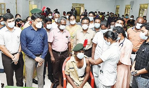 திருவண்ணாமலை அரசு கலை கல்லூரியில் தடுப்பூசி செலுத்தும் முகாமை நேற்று பார்வையிட்ட ஆட்சியர் பா.முருகேஷ்.