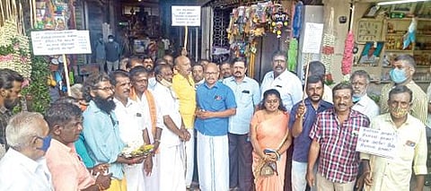 தமிழகத்தில் விநாயகர் சதுர்த்தி விழா நடத்துவதற்கு விதிக்கப்பட்டுள்ள தடை நீங்க வேண்டி திருநெல்வேலி நெல்லையப்பர் கோயில்முன் பாஜக மற்றும் இந்துமுன்னணியைச் சேர்ந்தவர்கள் முறையீடு செய்து போராட்டத்தில் ஈடுபட்டனர். படம்: மு.லெட்சுமி அருண்.