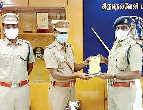 சுத்தமல்லி காவல் நிலையத்துக்கு 2019-ம் ஆண்டுக்கான சிறந்த காவல் நிலையத்துக்கான விருதை, மாவட்ட எஸ்பி மணிவண்ணன் வழங்கினார்.
