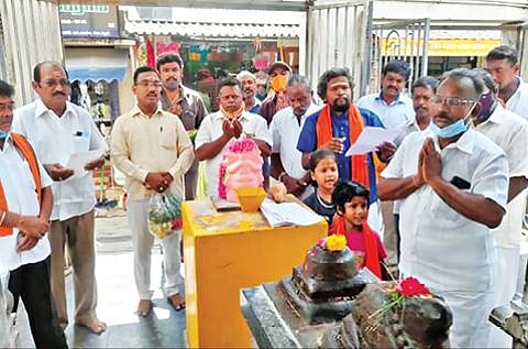 விநாயகர் சதுர்த்தி விழா நடத்த அனுமதிக்கக்கோரி திருச்செங்கோடு ஆபத்து காத்த விநாயகர் கோயிலில் தேசிய சிந்தனைப் பேரவை சார்பில் விண்ணப்பம் கொடுக்கும் போராட்டம் நடைபெற்றது.