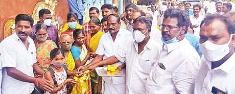 விழுப்புரத்தில் பொதுமக்களுக்கு இனிப்பு வழங்கி மகிழ்ச்சியை வெளிப்படுத்தும் திமுகவினர்.