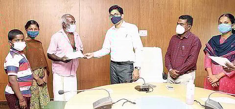 கரோனா தொற்றால் பெற்றோரை இழந்த - 9 குழந்தைகளுக்கு ரூ.45 லட்சம் நிதி உதவி :