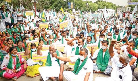 கோவை மாவட்டம், ஒட்டர்பாளையம் கிராம நிர்வாக அலுவலகத்தில் கிராம உதவியாளரை தாக்கி, சாதி பெயரை கூறியதாக விவசாயி மீது வன்கொடுமை தடுப்பு சட்டத்தின் கீழ் பதியப்பட்ட வழக்கை ரத்து செய்யக்கோரி தமிழக விவசாயிகள் சங்கத்தினர் சென்னை வள்ளுவர் கோட்டத்தில் நேற்று ஆர்ப்பாட்டத்தில் ஈடுபட்டனர். படம்: பு.க.பிரவீன்