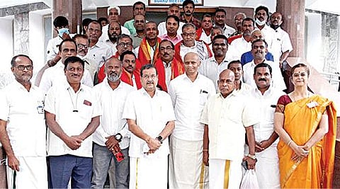 திருப்பதி ஏழுமலையானுக்கு கடந்த 17 ஆண்டுகளாக தொடர்ந்து இலவசமாக காய்கறிகளை நன்கொடையாக வழங்கி வரும் காய்கறி வியாபாரிகளுக்கு திருப்பதி தேவஸ்தானம் சார்பில் தர்மா ரெட்டி தீர்த்த பிரசாதங்கள் வழங்கி பாராட்டினார்.