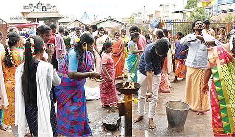 தி.மலை அண்ணாமலையார் கோயில் ராஜகோபுரம் முன்பு நேற்று கற்பூரம் ஏற்றி வழிபட்ட பக்தர்கள்.