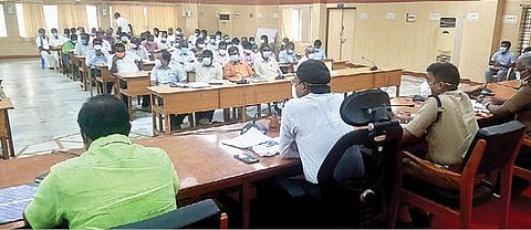 தி.மலையில் நடைபெற்ற விநாயகர் சதுர்த்தி ஆலோசனை கூட்டத்தில் பேசும் ஆட்சியர் பா.முருகேஷ். அருகில், எஸ்.பி., பவன்குமார் உள்ளிட்டோர்.படம்: இரா.தினேஷ்குமார்.