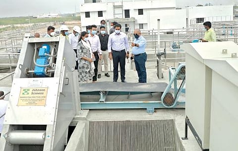தூத்துக்குடி தருவைகுளம் பகுதியில் அமைக்கப்பட்டு வரும் கழிவுநீர் சுத்திகரிப்பு நிலையப் பணிகளை மாவட்ட ஆட்சியர் கி.செந்தில் ராஜ் ஆய்வு செய்தார். உடன் மாநகராட்சி ஆணையர் தி.சாரு. படம்: என்.ராஜேஷ்