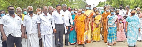 தூத்துக்குடி மாசுக்கட்டுப்பாட்டு வாரிய அலுவலகத்தை முற்றுகையிட்ட எஸ்.கைலாசபுரம் ஊராட்சி பகுதி கிராம மக்கள். படம்: என்.ராஜேஷ்