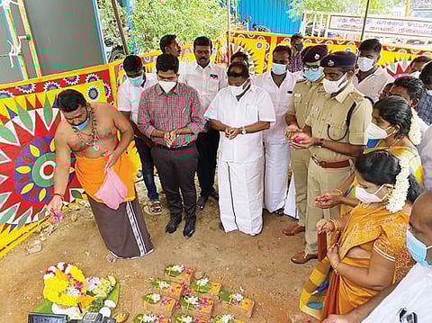 காவல்கிணறில் காவல்துறை சோதனைச் சாவடிக்கான புதிய கட்டிடம் கட்டும் பணியை சா.ஞானதிரவியம் எம்.பி., ஆட்சியர் வே.விஷ்ணு, காவல் கண்காணிப்பாளர் மணிவண்ணன் தொடங்கி வைத்தனர்.
