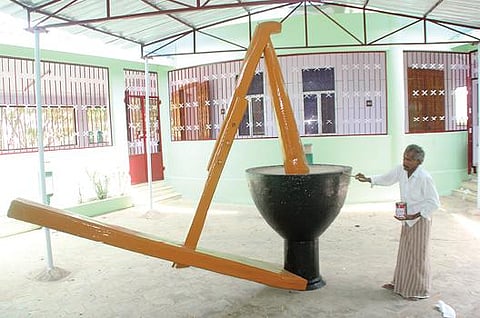 வ.உ.சி. பிறந்த நாள் விழாவை முன்னிட்டு திருநெல்வேலியில் வஉசி மணிமண்டபத்தில் உள்ள செக்கு மாதிரிக்கு வர்ணம் பூசும் பணி நடைபெற்றது. (அடுத்தபடம்) திருநெல்வேலி மாவட்ட ஆட்சியர் அலுவலக வளாகத்தில் வண்ண மணலை பயன்படுத்தி வ.உ.சி.யின் உருவத்தை வரைந்த மாணவிகள் இந்துஜா செல்வி மற்றும் தீக்சனா.