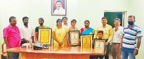 உலக சாதனை புத்தகத்தில் இடம் பிடித்த நாச்சிகுப்பம் அரசு பள்ளி மாணவ, மாணவிகளை சிஇஓ மகேஸ்வரி பாராட்டினார்.