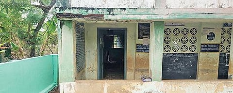 காளையார்கோவில் அருகே நற்புதம் ஊராட்சி ஒன்றியத் தொடக்கப் பள்ளியில் சேதமடைந்த மேற்கூரை.