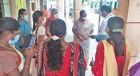 கடலூர் வேணுகோபாலபுரத்தில் உள்ள அரசு பெண்கள் மேல்நிலைப்பள்ளியில் துணை இயக்குநர் (சுகாதாரப்பணிகள்) டாக்டர் மீரா தலைமையில் மருத்துவக்குழுவினர் ஆய்வு செய்தனர்.