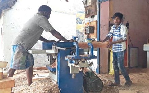 எலவனாசூர்கோட்டையில் தச்சுத்தொழில் கூடத்தில் வேலை செய்யும் சிறுவர்கள்.
