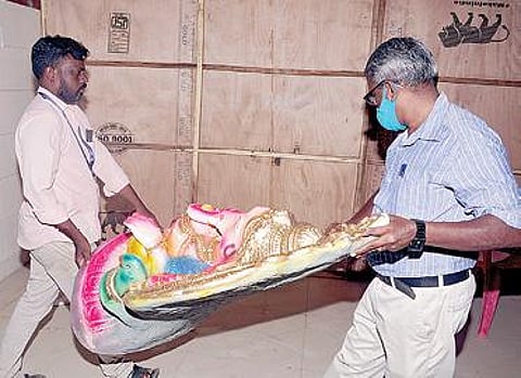 தாம்பரம் பகுதியில் இந்து அமைப்பு நிர்வாகி வீட்டிலிருந்த விநாயகர் சிலைகளை தாம்பரம் வருவாய் துறையினர் பறிமுதல் செய்தனர்.படங்கள்: எம்.முத்துகணேஷ்