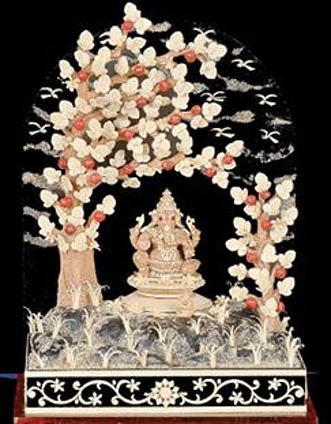 கைவினை கலைஞர் டி.கே.பரணி உருவாக்கிய சந்தன மரத்திலான கற்பக விருட்ச விநாயகர் சிற்பம்.