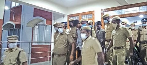 மானாமதுரை அமமுக வழக்கறிஞர் மீது தாக்குதல் - திருப்பூர் நீதிமன்றத்தில் 4 பேர் சரண் :