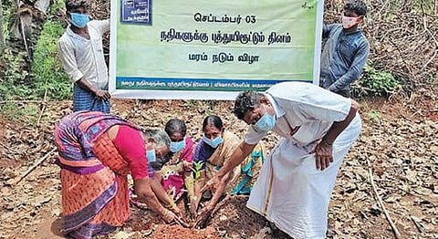 சத்குரு பிறந்தநாளையொட்டி, மரக்கன்றுகளை நடவு செய்த விவசாயிகள்.
