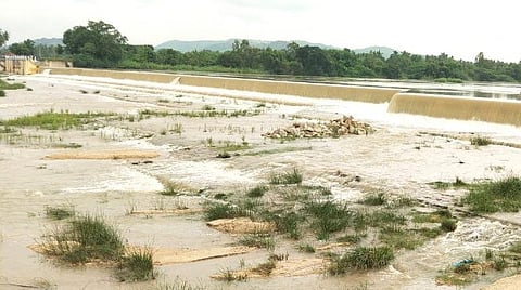 பொன்னை தடுப்பணையை கடந்து ஆர்ப்பரித்து செல்லம் வெள்ள நீர்