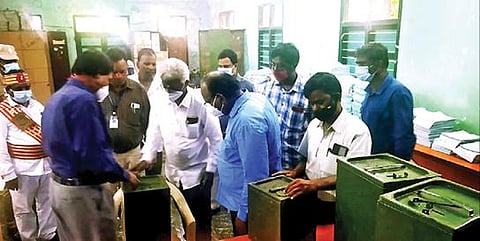 திருப்பத்தூர் மாவட்டம் கெஜல்நாயக்கன்பட்டி அரசினர் மேல்நிலை பள்ளியில் அமைக்கப்பட்டுள்ள வாக்கு எண்ணும் மையத்தில் நேற்று ஆய்வு செய்த மாவட்ட ஆட்சியர் அமர் குஷ்வாஹா. அருகில், மாவட்ட காவல் கண்காணிப்பாளர் சிபி சக்கரவர்த்தி உள்ளிட்டோர். அடுத்த படம்: ராணிப்பேட்டை மாவட்டம் காவேரிப்பாக்கம் ஊராட்சி ஒன்றிய அலுவலகத்தில் வாக்குப்பெட்டி சரியாக உள்ளதா? என நேற்று ஆய்வு செய்த மாவட்ட ஆட்சியர் கிளாட்ஸ்டன் புஷ்பராஜ்.