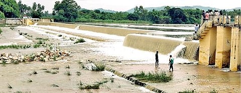 பொன்னை அணைக்கட்டை கடந்து செல்லும் வெள்ள நீரை பார்வையிட்ட பொதுமக்கள்.