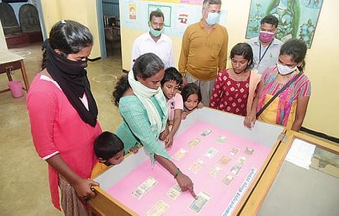 வேலூர் கோட்டையில் உள்ள அரசு அருங்காட்சியகத்தில் புழக்கத்தில் இல்லாத ரூபாய் நோட்டுகளின் கண்காட்சியை நேற்று பார்வையிட்ட பொதுமக்கள்.படம்:வி.எம்.மணிநாதன்.