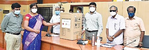 சுகாதார துறை துணை இயக்குநர்களிடம் 40 ஆக்சிஜன் செறிவூட்டிகளை வழங்கிய திருவண்ணாமலை மாவட்ட ஆட்சியர் பா.முருகேஷ்.