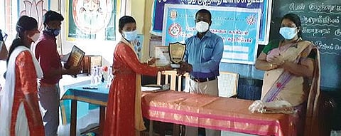 கலசப்பாக்கம் அடுத்த வீரளூர் கிராமத்தில் நடைபெற்ற ஊட்டச்சத்து மாத விழாவில் போட்டிகளில் வெற்றி பெற்ற மாணவிக்கு பரிசு வழங்கிய மாவட்ட ஒருங்கிணைந்த குழந்தைகள் வளர்ச்சி திட்ட அலுவலர் பா.கந்தன்.